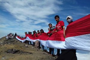 Bendera-Merah-Putih-di-Gunung-Slamet-Tegal-1.jpg