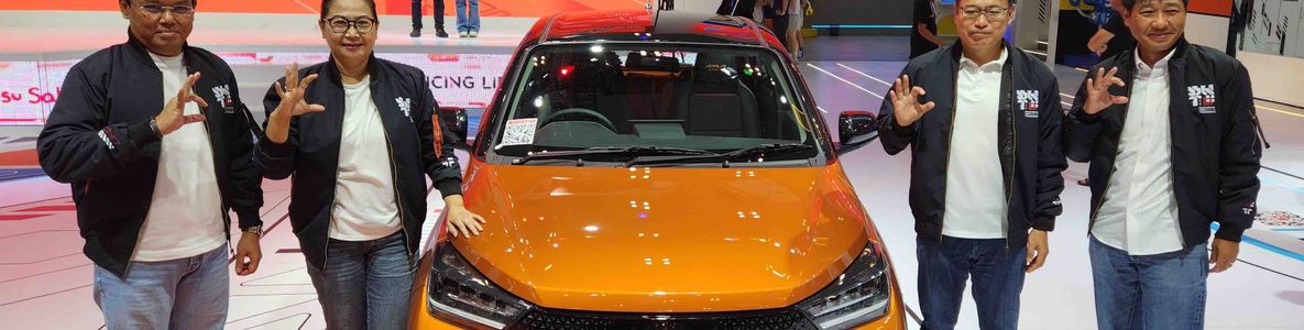Manajemen Daihatsu berfoto bersama unit modifikasi Daihatsu Ayla Sport di GIIAS 2023.jpeg
