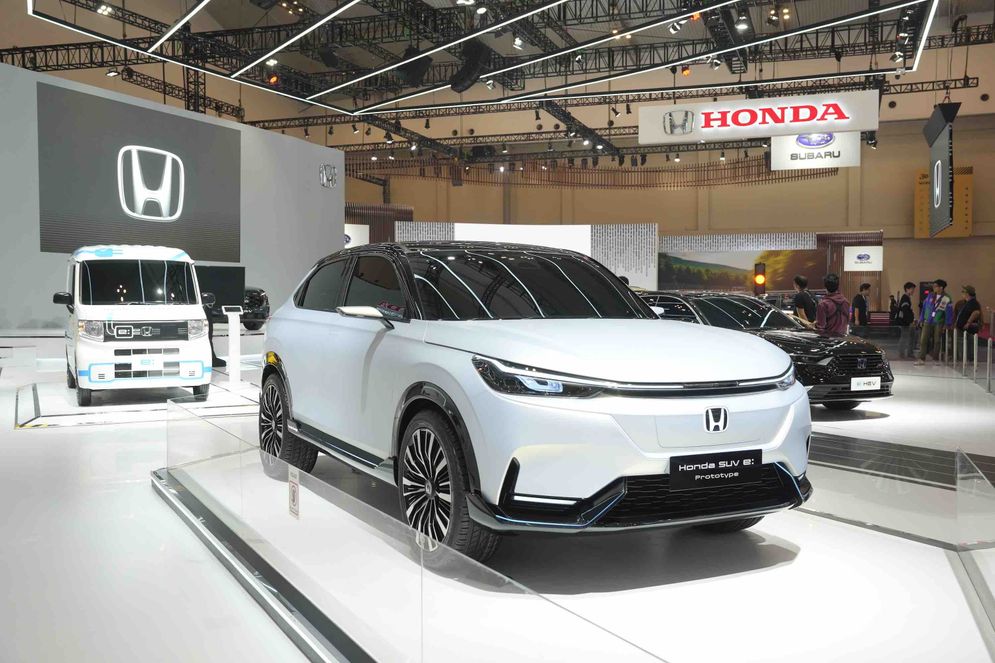 Honda menampilkan Honda SUV e:Prototype, sebuah mobil konsep listrik berbasis SUV, di ajang Gaikindo Indonesia International Auto Show (GIIAS) 2023. 