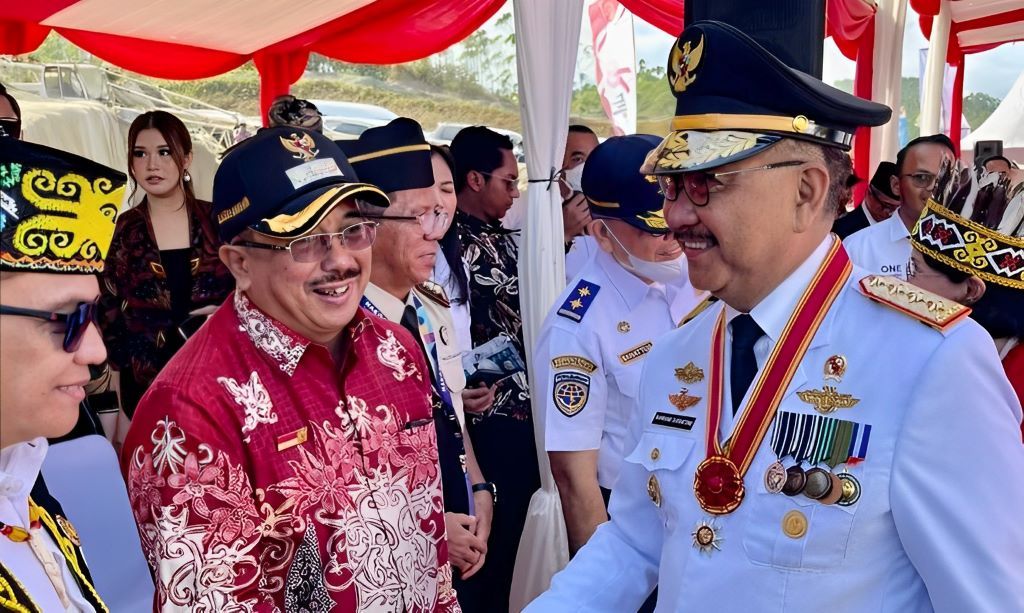 Kepala Otorita IKN Bambang Susantono bertindak sebagai Irup. Dia tampil gagah. Mengenakan pakaian dinas upacara (PDU) putih-putih seperti seorang kepala daerah. Lengkap dengan sejumlah penghargaan di dadanya. 