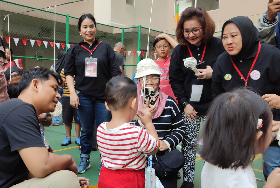 General Manager Apartemen Kalibata City Martiza Melati bersama tokoh Warga Cinta Kalibata City Musdalifah Pangka menyemangati anak-anak yang mengikuti lomba Hari Ulang Tahun ke-78 Republik Indonesia di Apartemen Kalibata City, Jakarta Selatan, Kamis 17 Agustus 2023. Foto : Panji Asmoro/TrenAsia
