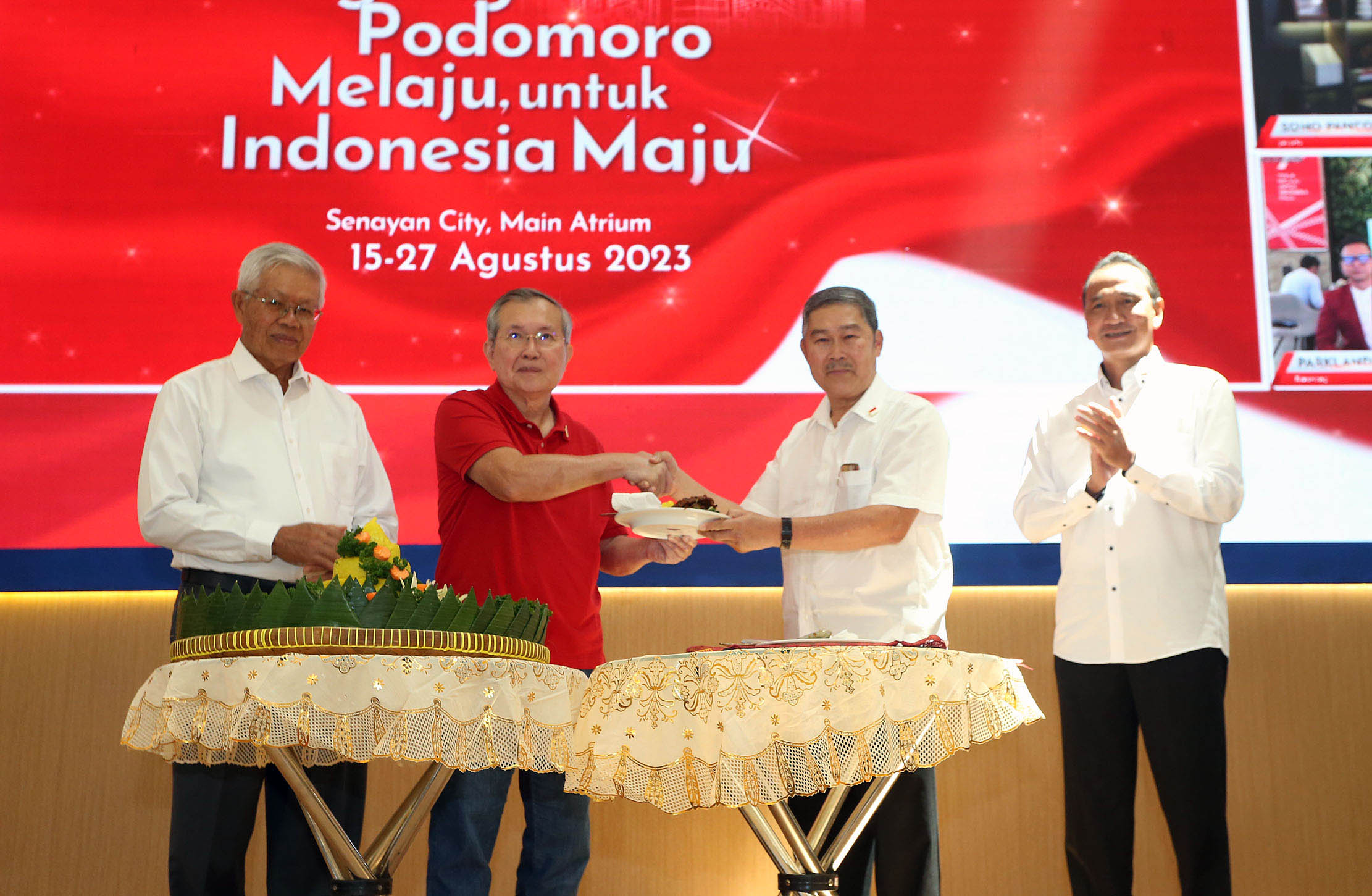 Founder Agung Podomoro Trihatma Kusuma Haliman (kedua kiri) memberikan kue tumpeng kepada Chief Executive Officer Kota Podomoro Tenjo Halim Kumala (kedua kanan) yang didampingi President Director PT Agung Podomoro Land Tbk. Bacelius Ruru (kiri) dan Corporate Marketing Director PT Agung Podomoro Land Tbk. Agung Wirajaya (kanan) dalam Festival Investasi Properti Agung Podomoro 2023 yang berlangsung di Senayan City, Jakarta 17 Agustus 2023. Foto : Panji Asmoro/TrenAsia