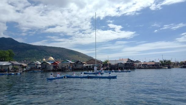 Bendera Merah Putih Berkibar di Perairan Teluk Desa Kojadoi