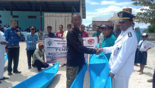 Kades Kojadoi Hanawi Serahkan 50 Sampan Fiber kepada Para Nelayan 
