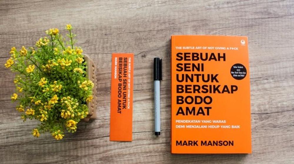 Penulis buku best seller Sebuah Seni untuk Bersikap Bodo Amat, Mark Manson mengungkap 3 langkah yang bisa Anda lakukan untuk berhenti berpikiran negatif. 