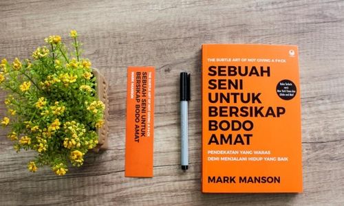 Penulis buku best seller Sebuah Seni untuk Bersikap Bodo Amat, Mark Manson mengungkap 3 langkah yang bisa Anda lakukan untuk berhenti berpikiran negatif. 