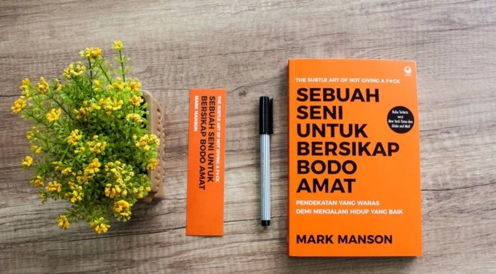 Penulis buku best seller Sebuah Seni untuk Bersikap Bodo Amat, Mark Manson mengungkap 3 langkah yang bisa Anda lakukan untuk berhenti berpikiran negatif. 