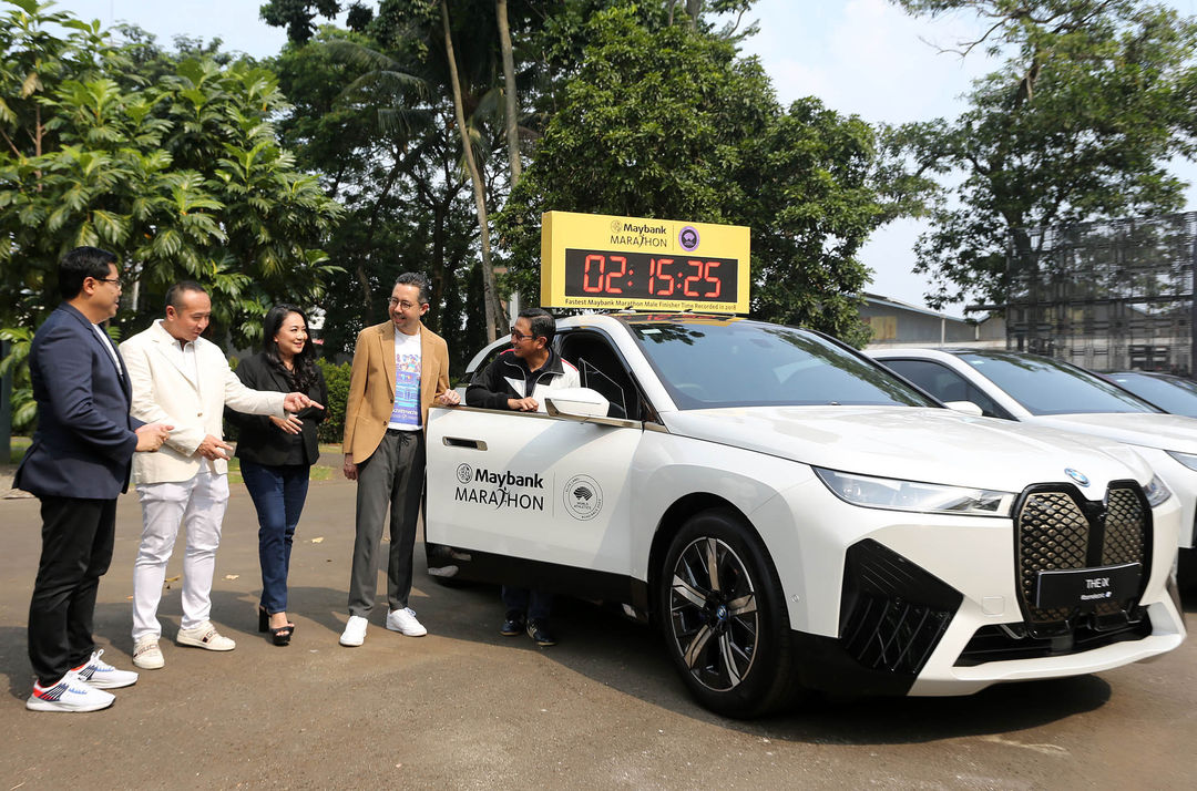 President Director BMW Group Indonesia Ramesh Divyanathan berbincang bersama Director of Communications BMW Group Indonesia Jodie O'tania , Project Director Maybank Marathon Widya Permana, Director, Community Financial Services Maybank Indonesia Steffano Ridwan  dan Vice President Sales and Network Development BMW Group Indonesia Bayu Riyanto di samping mobil BMW yang akan menjadi Lead Car Maybank Marathon 2023 usai serah terima di Tangerang.Jumat 18 Agustus 2023. Foto : Panji Asmoro/TrenAsia