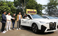 President Director BMW Group Indonesia Ramesh Divyanathan berbincang bersama Director of Communications BMW Group Indonesia Jodie O'tania , Project Director Maybank Marathon Widya Permana, Director, Community Financial Services Maybank Indonesia Steffano Ridwan  dan Vice President Sales and Network Development BMW Group Indonesia Bayu Riyanto di samping mobil BMW yang akan menjadi Lead Car Maybank Marathon 2023 usai serah terima di Tangerang.Jumat 18 Agustus 2023. Foto : Panji Asmoro/TrenAsia