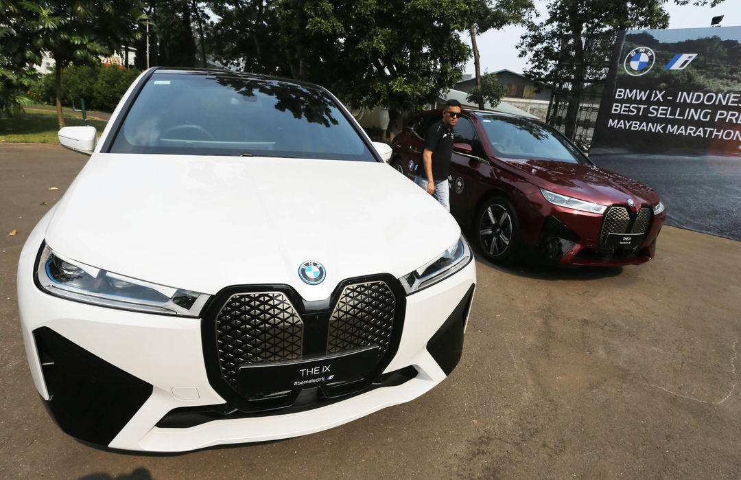 BMW Group Indonesia bersama dengan PT Bank Maybank Indonesia Tbk (Maybank Indonesia) kembali melanjutkan kolaborasi strategis sebagai Sustainable Mobility Partner dari Maybank Marathon 2023, dan sebanyak 22 kendaraan BMW mulai dari kendaraan mewah BMW Seri 7 hingga kendaraan full listrik dari BMW iX, BMW i4, dan juga MINI Electric akan hadir di ajang marathon kelas internasional yang akan diadakan di Bali Safari dan Marine Park, Gianyar, Bali. Foto : Panji Asmoro/TrenAsia