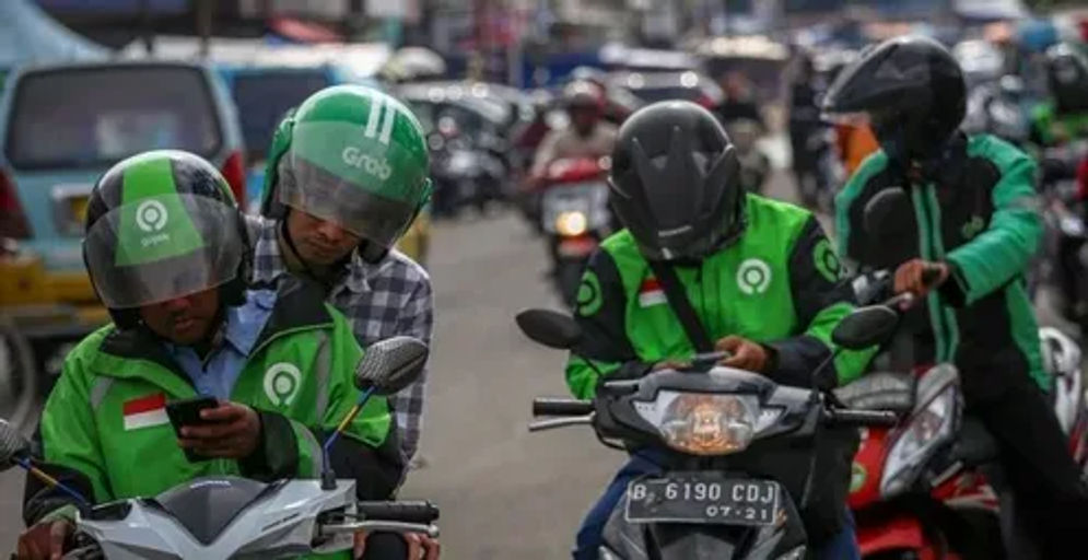 1660621947640.jHampir separuh pengemudi ojek online (ojol) bekerja tanpa libur dalam sepekan. Mayoritas dari mereka juga bekerja seharian hingga 16 jam per hari. Di sisi lain, sebagian ojol belum memiliki perlindungan sosial dan kesehatan yang memadai. pg