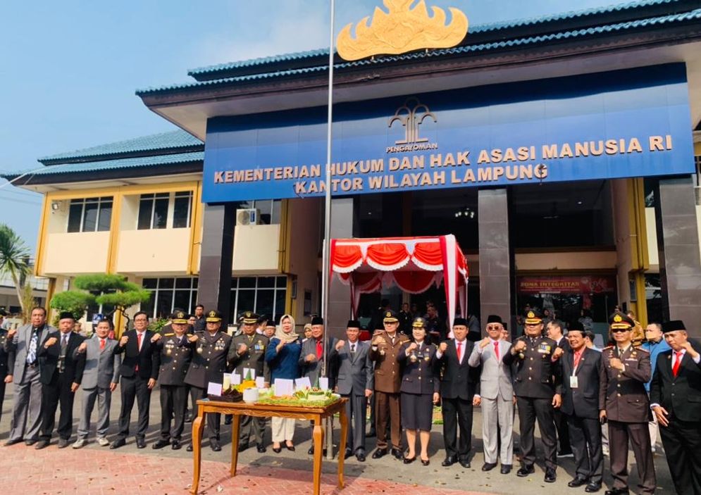 Kanwil Kemenkumham Provinsi Lampung menggelar Upacara bendera dan potong tumpeng dalam rangka HUT ke-78 Kemenkumham