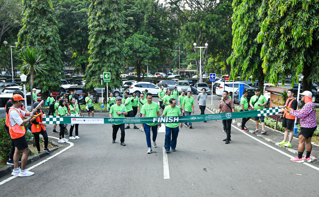 Sekjen Asosiasi Fintech Pendanaan Bersama Indonesia (AFPI) Sunu Widyatmoko (kiri) bersama Agusman, Kepala Eksekutif Pengawas Lembaga Pembiayaan, Perusahaan Modal Ventura, Lembaga Keuangan Mikro, dan Lembaga Jasa Keuangan Lainnya merangkap Anggota Dewan Komisioner Otoritas Jasa Keuangan (OJK) bersama peserta lainnya memasuki garis finish acara Fun Walk di event Fintech Sport Days 2023, Senayan, Jakarta, Minggu (20/8/2023).
