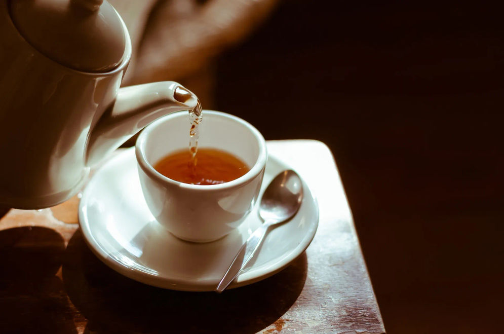 Saat suhu naik, kebanyakan orang meraih minuman dingin untuk mendinginkan. Tetapi yang lain menyalakan kompor dan segera menyedu teh panas.  Mana yang lebih efektif?