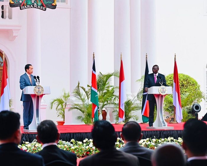 Presiden Indonesia Joko Widodo (Jokowi) dengan Presiden Kenya William Ruto