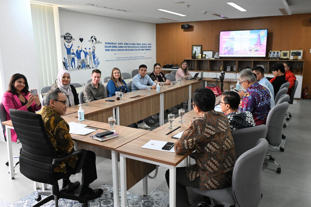 Sepuluh pegiat media sosial (content creator) dari enam negara sahabat melakukan promosi budaya Indonesia melalui program Friends of Indonesia (FOI) 2023. 