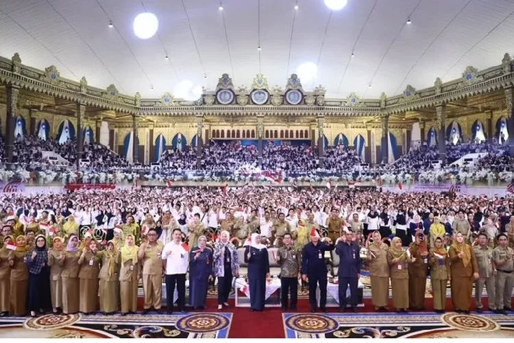 Gubernur Jatim Khofifah Indar Parawansa saat acara pemberian SK P3K di Kota Surabaya