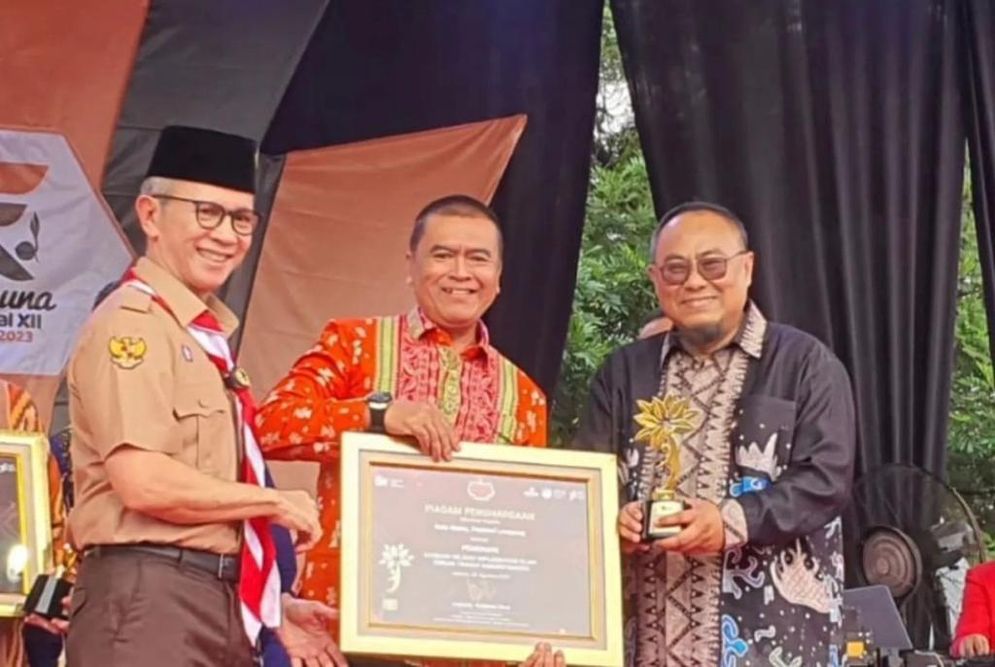 Penyerahan piagam program KEJAR Award 2023 oleh Ketua Dewan Komisioner OJK Mahendra Siregar.