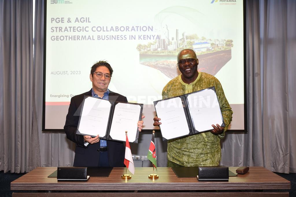 Direktur Utama PGE Julfi Hadi bersama Board Of Directors Africa Geothermal International No.1 Limited Dr. Fred N. Ojiambo melakukan penandatanganan NDA & MoU antara PGE & Africa Geothermal International No.1 Limited (AGIL) mengenai Strategic Collaboration Geothermal Bussiness In Kenya yang diselenggarakan di Radisson Blu, Nairobi, Kenya