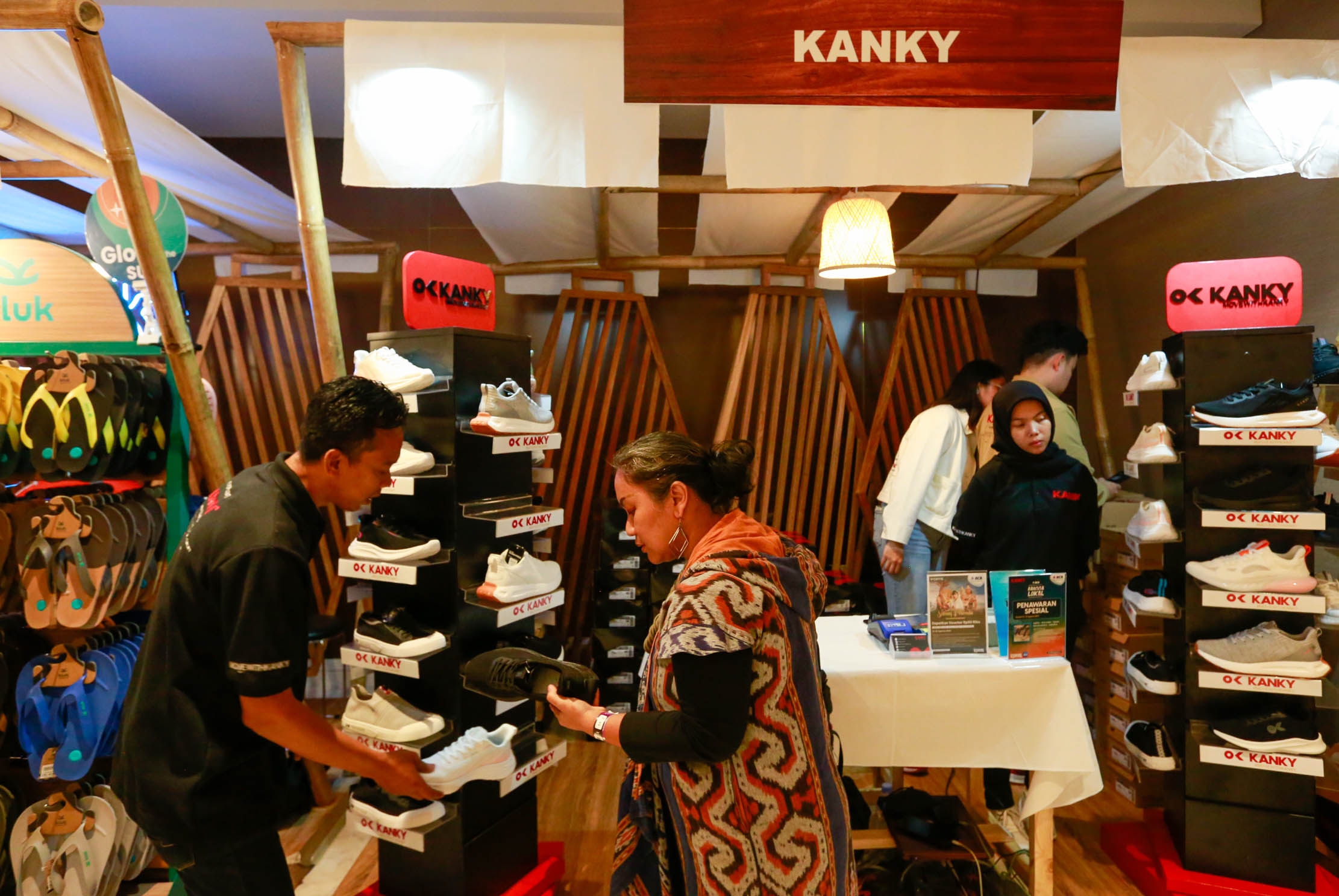 Nampak para pengunjung tengah melihat puluhan booth produk UMKM disela Pagelaran Sabang Merauke bertajuk Pahlawan Nusantara. Acara ini berlangsung di JIEXPO Kemayoran, Jakarta. Foto : Panji Asmoro/TrenAsia