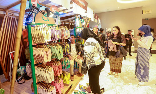 Nampak para pengunjung tengah melihat puluhan booth produk UMKM disela Pagelaran Sabang Merauke bertajuk Pahlawan Nusantara. Acara ini berlangsung di JIEXPO Kemayoran, Jakarta. Foto : Panji Asmoro/TrenAsia