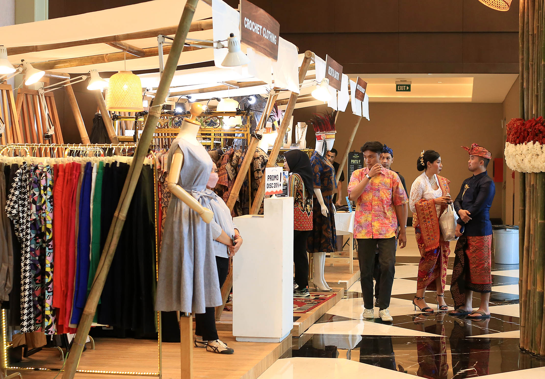 Nampak para pengunjung tengah melihat puluhan booth produk UMKM disela Pagelaran Sabang Merauke bertajuk Pahlawan Nusantara. Acara ini berlangsung di JIEXPO Kemayoran, Jakarta. Foto : Panji Asmoro/TrenAsia