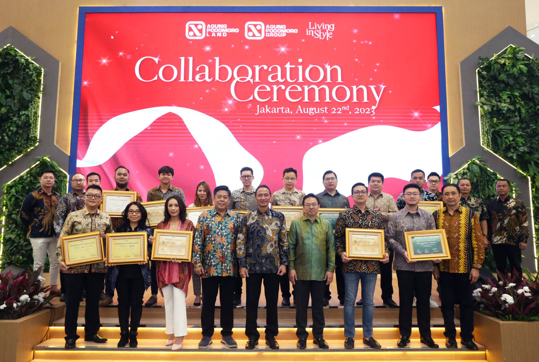 Corporate Marketing Director PT Agung Podomoro Land Tbk Agung Wirajaya (tengah), bersama Chief Marketing Officer Bukit Podomoro Jakarta Zaldy Wihardja (kanan), dan Senior Marketing Manager Podomoro Golf View Ferdynand Sadrach (kiri), berfoto bersama para mitra strategisnya dalam acara Collaboration Ceremony Agung Podomoro dan Mitra Strategis, di Senayan City, Jakarta, Selasa 22 Agustus 2023. Foto : Panji Asmoro/TrenAsia