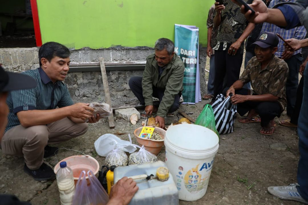 Pelatihan pembuatan pupuk cair organik di Purbalingga. 