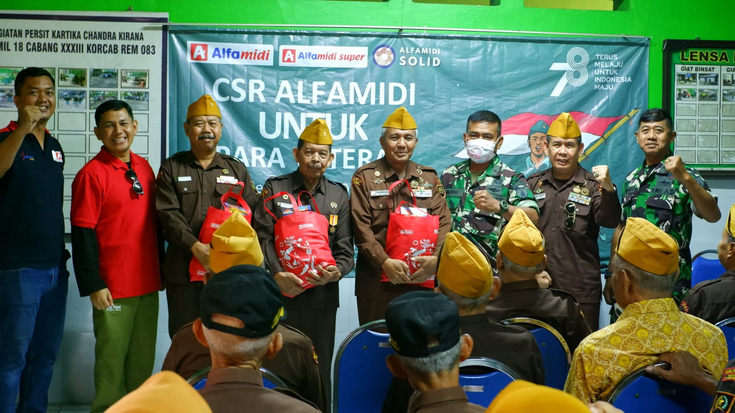Pemberian bantuan sembako untuk veteran perang di Pasuruan.