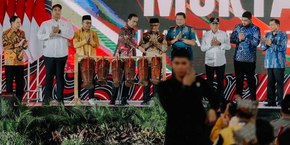 Presiden Joko Widodo memukul Tagading sebagai tanda dibukanya Muktamar ke-23 IPM