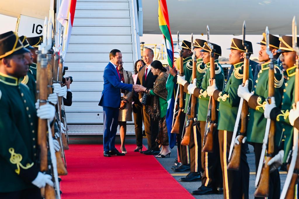 Presiden Jokowi tiba di Johannesburg, Republik Afrika Selatan, Rabu (23/08/2023). (Foto: BPMI Setpres)
