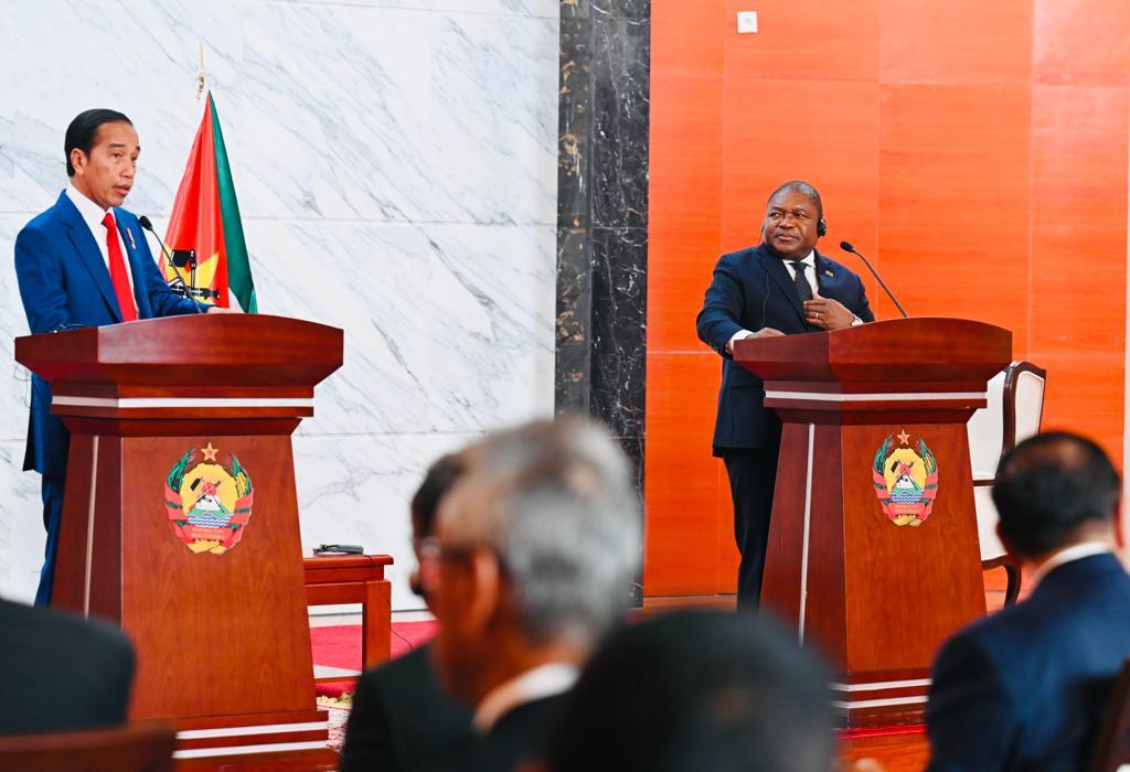 Presiden Jokowi memberi keterangan pers usai pertemuan bilateral dengan Presiden Nyusi di Kantor Presiden Republik Mozambik, Maputo, Republik Mozambik, pada Rabu (23/08/2023). (Foto: BPMI Setpres/Laily Rachev)