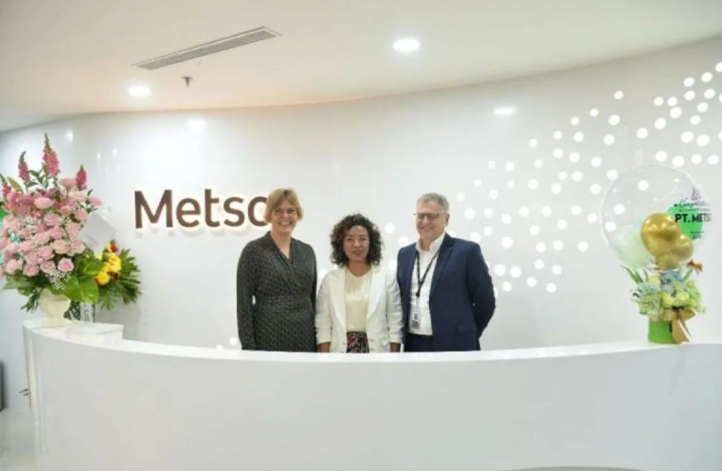 Chief Financial Officer Metso, Eeva Sipila (kiri) didampingi Vice President Asia, Irma Kurniawati dan President Asia Pasific, Stuart Sneyd (kanan) di kantor perwakilan baru perusahaan