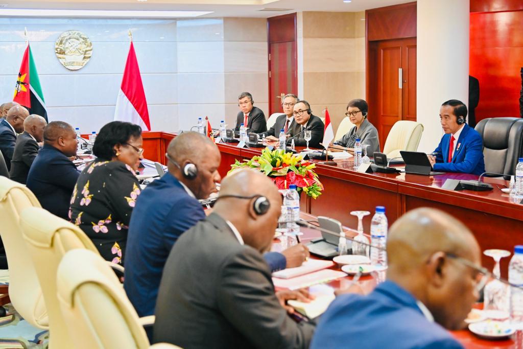 Presiden Jokowi melaksanakan pertemuan bilateral dengan Presiden Republik Mozambik Filipe Nyusi di Kantor Presiden Republik Mozambik, Maputo, Republik Mozambik, pada Rabu (23/08/2023). (Foto: BPMI Setpres/Laily Rachev)