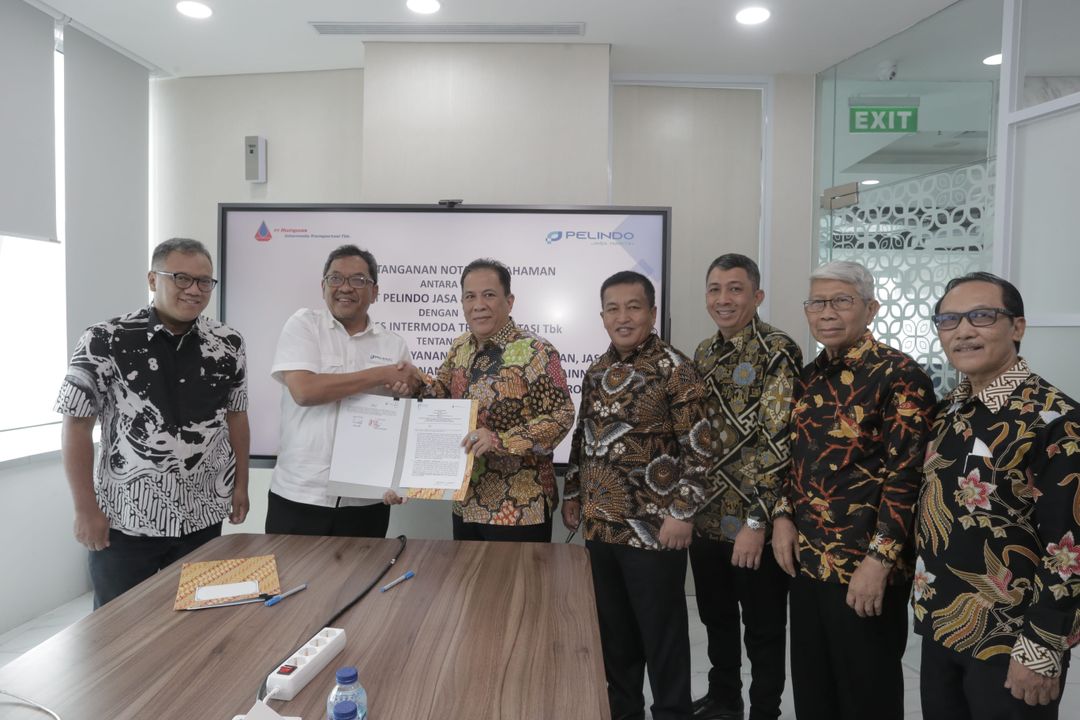 Dirut PT Pelindo Jasa Maritim Prasetyadi (bersalaman berbaju putih kiri) dan Dirut PT Humpuss Intermoda Transportasi Tbk (HITS) Tonny Aulia Achmad (bersalaman, berbaju batik, kanan), menunjukkan berkas penandatanganan nota kesepahaman antara kedua perusahaan dalam mengembangkan jasa kemaritiman di Indonesia.