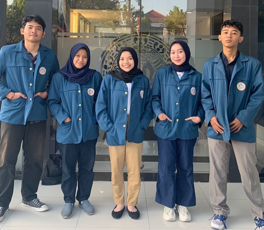 Tim Biochitochromis dari prodi S1 Teknologi Hasil Perikanan Universitas Airlangga.