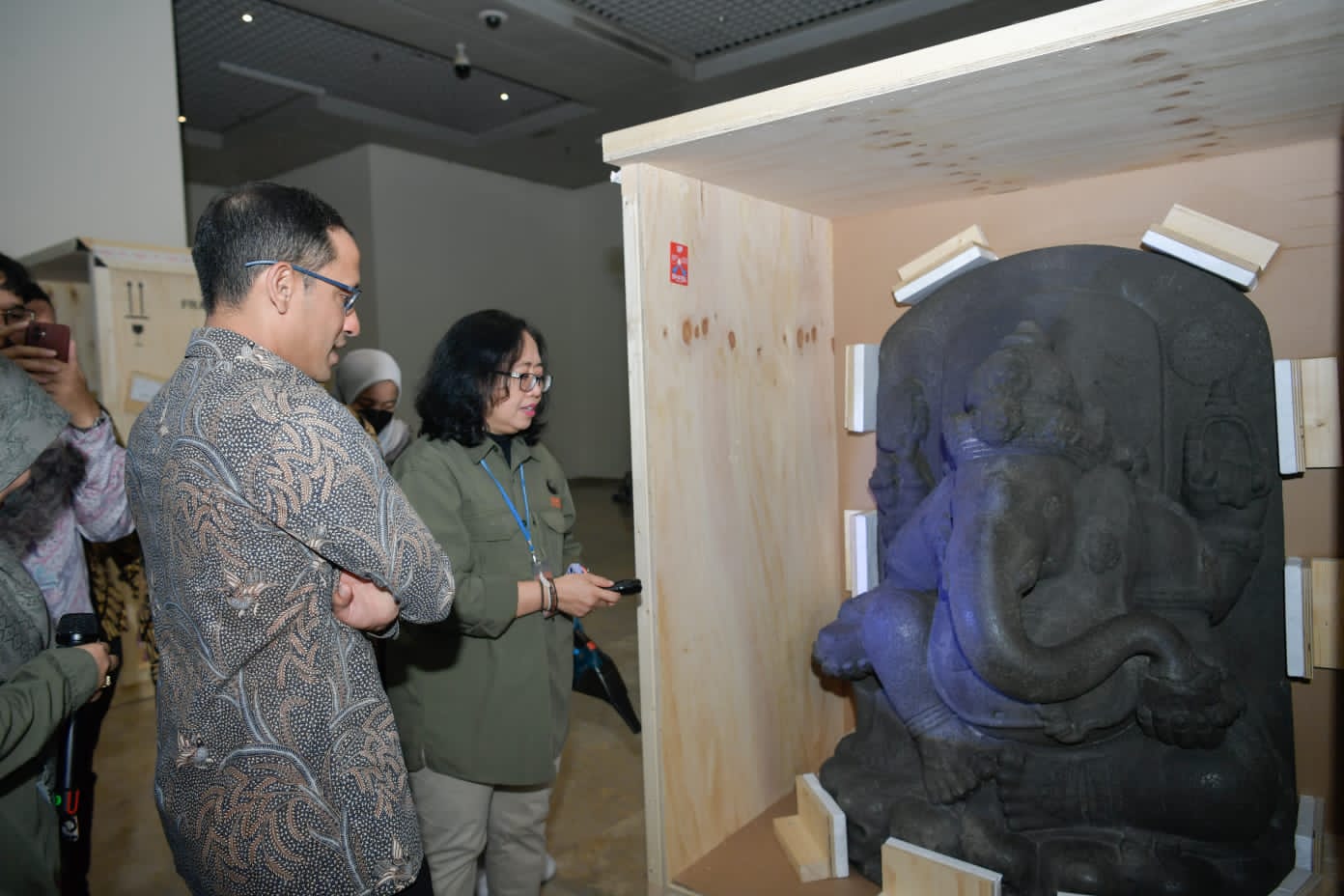 Mendikbudristek Nadiem Anwar Makarim, menyambut kembalinya empat arca peninggalan Kerajaan Singasari dari Belanda ke Tanah Air di Museum Nasional Indonesia, pada Selasa (22/8). 