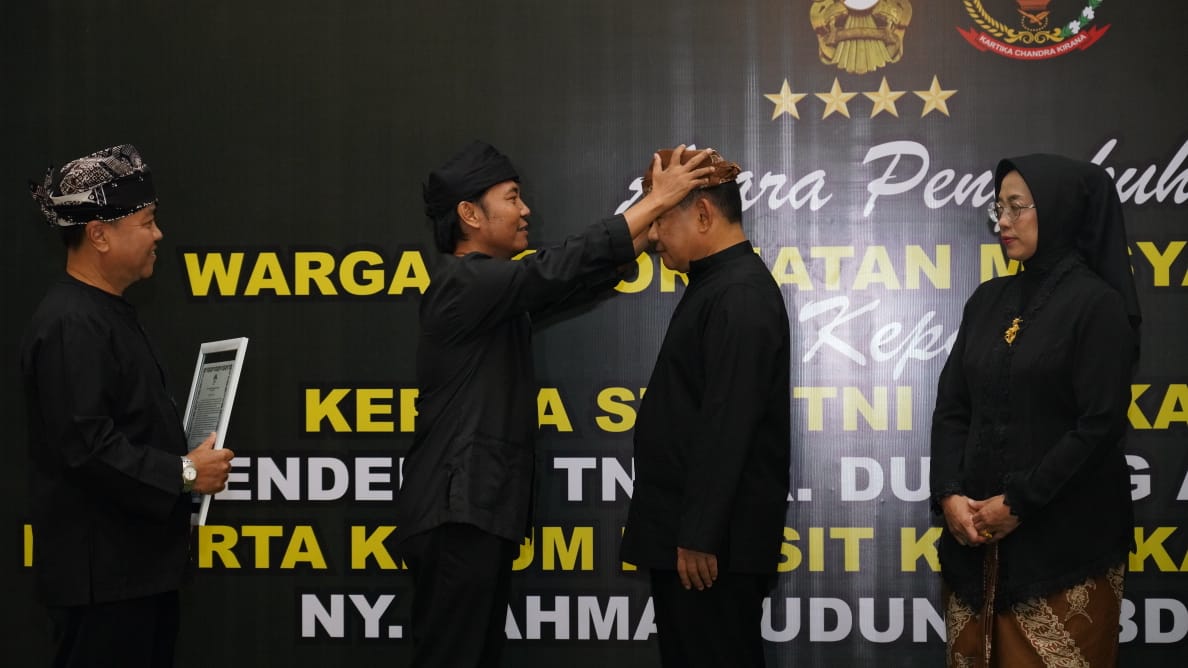 Kepala Staf TNI Angkatan Darat (KSAD), Jenderal TNI Dudung Abdurachman dikukuhkan sebagai warga kehormatan Warga Osing