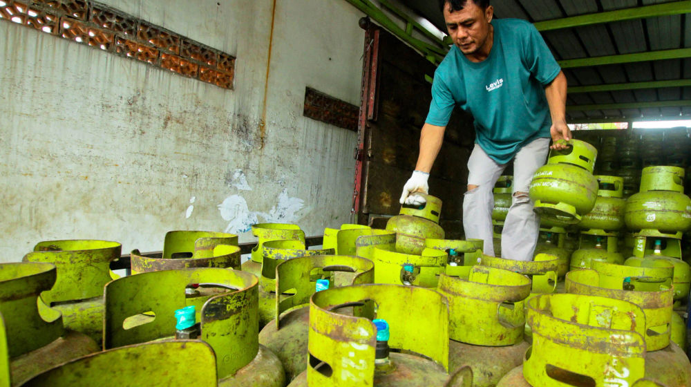 Pemerintah akan memberlakukan kebijakan baru dalam pembelian LPG 3 kilo bersubsidi menggunakan KTP atau masyarakat yang akan membeli LPG 3 kg harus sudah terdaftar dalam data