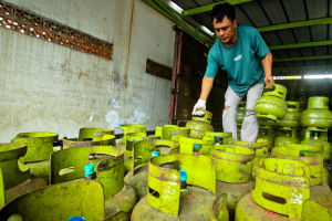 Pemerintah akan memberlakukan kebijakan baru dalam pembelian LPG 3 kilo bersubsidi menggunakan KTP atau  masyarakat yang akan membeli LPG 3 kg harus sudah terdaftar dalam data