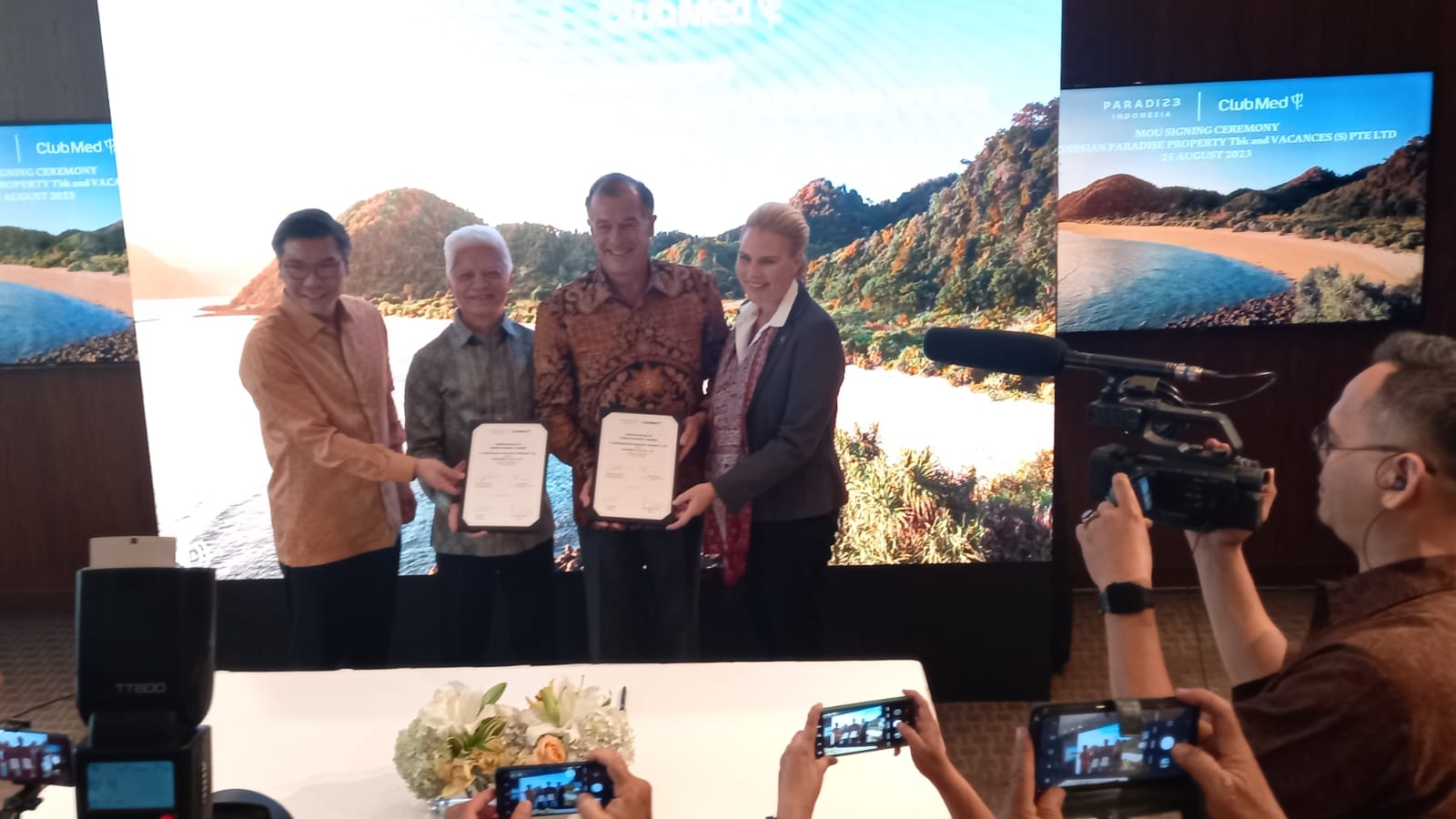 Penandatanganan nota kesepahaman antara PT Indonesian Paradise Property Tbk (INPP) dan Vacances Pte Ltd (Club Med) di Grand Hyatt Jakarta, Jumat, 25 Agustus 2023.