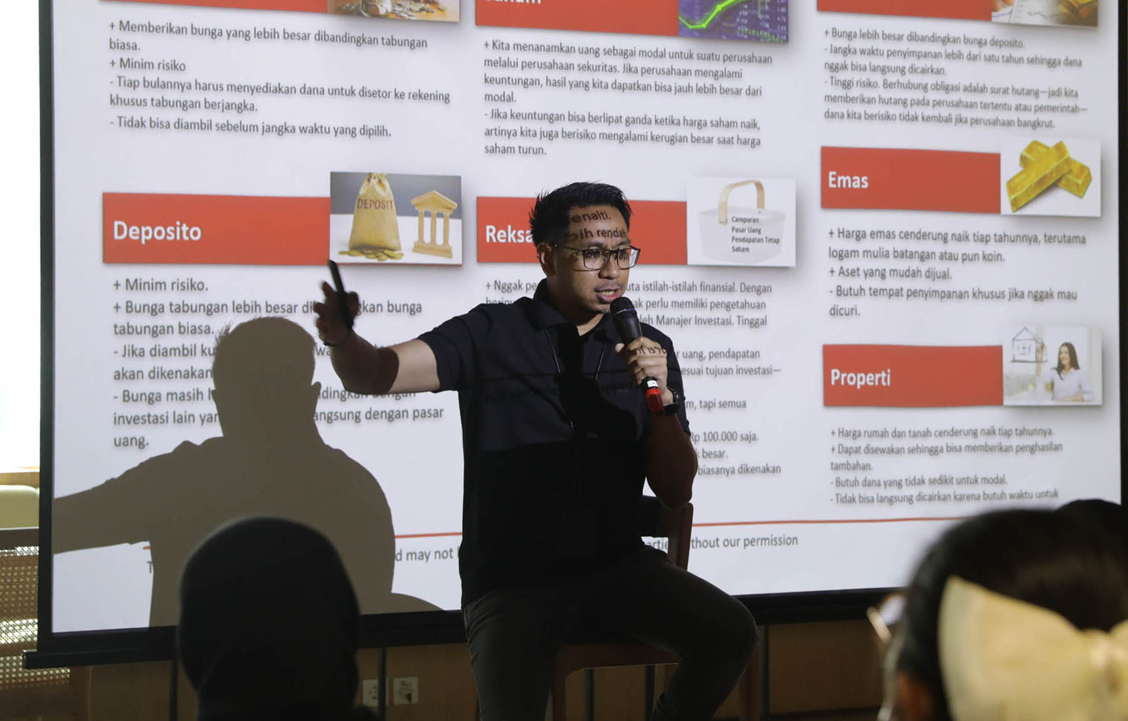 Sales Management Head digibank by DBS Yesaya Mario Banu memberi paparan saat acara 'Traveling Sekeluarga Anti Boncos' di Jakarta. Foto : Panji Asmoro/TrenAsia