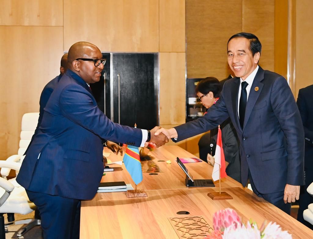 
Presiden Jokowi menggelar pertemuan bilateral dengan PM Republik Demokratik Kongo Jean-Michel Sama Lukonde di Sandton Convention Centre, Johannesburg, Republik Afrika Selatan. (Foto: BPMI Setpres/Laily Rachev)

