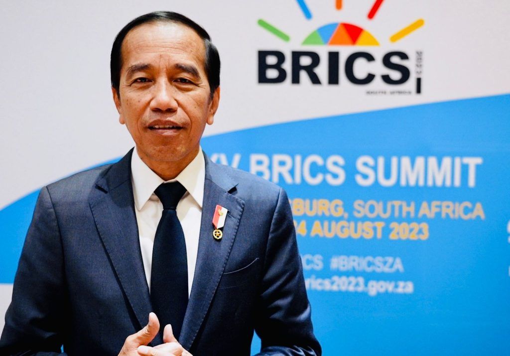 STARBANJAR - Presiden RI Joko Widodo (Jokowi) menegaskan bahwa Indonesia masih akan mengkaji serta memempertimbangkan keikutsertaannya untuk menjadi anggota BRICS. 