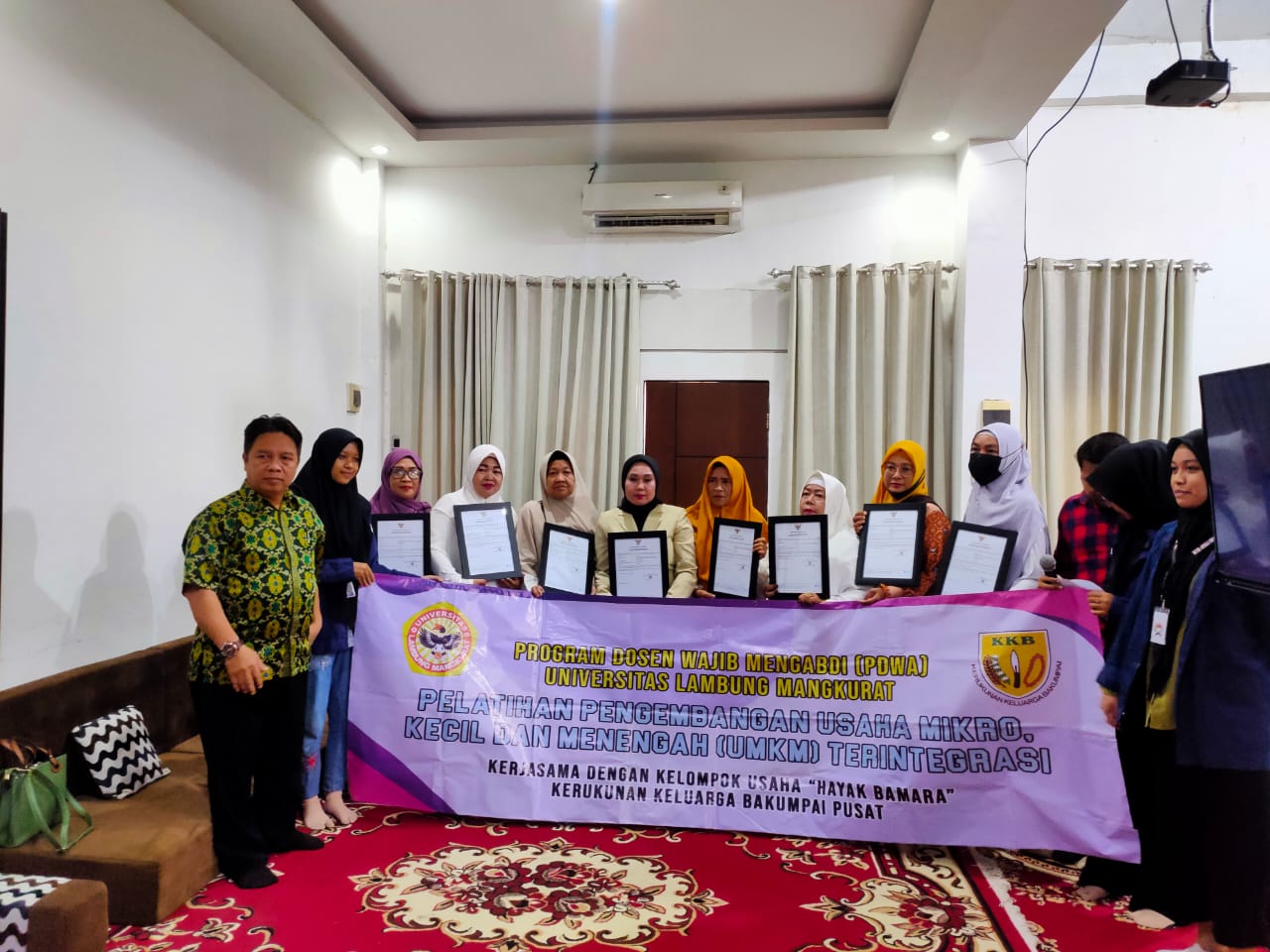 Prodi Administrasi Bisnis FISIP ULM memberikan pembekalan kepada belasan UMKM untuk mendapatkan NIB (Foto : Ahmad Husaini)