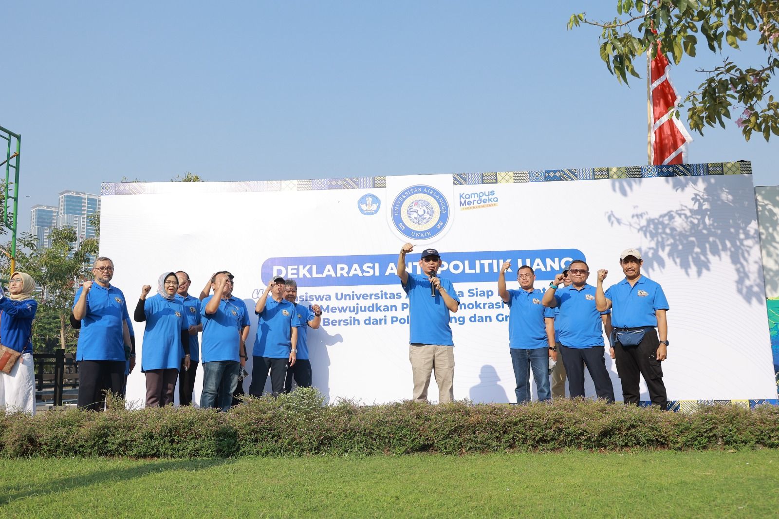 Deklarasi menolak politik uang yang dilakukan civitas akademika Unair. 