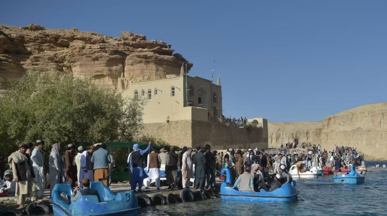 Turis Afghanistan di Danau Band e-Amir 