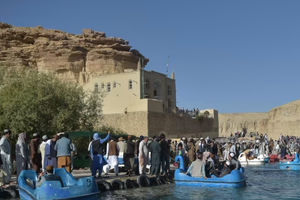 Turis Afghanistan di Danau Band e-Amir 