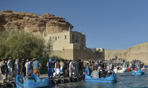 Turis Afghanistan di Danau Band e-Amir 