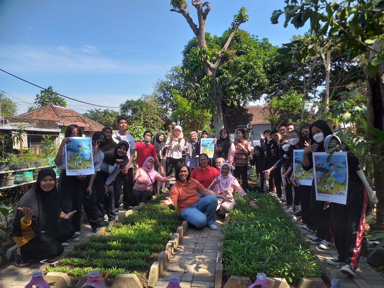 Sejumlah anak muda mengunjungi kebun milik Kelompok Wanita Tani (KWT) Ngudi Makmur, Joglo, Banjarsari, Solo, belum lama ini. 